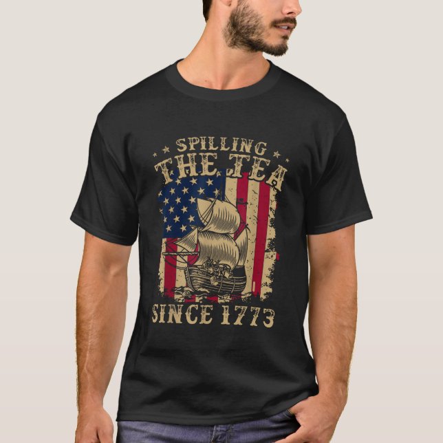 Spilling the Tea sedan 1773 Lustigt American Retro T Shirt (Framsida)