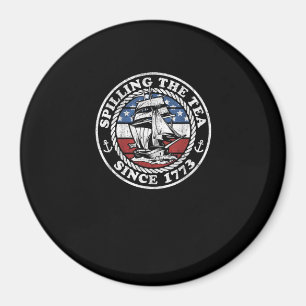 Spilling the Tea sedan 1773 Lustigt amerikanskt hi Magnet
