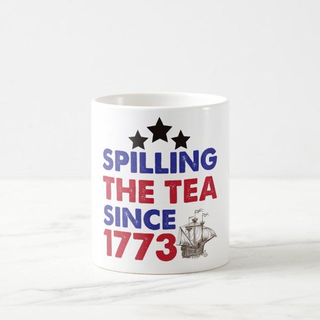 Spilling the Tea Sedan 1773 Patriotic 4 juli Kaffemugg (Center)