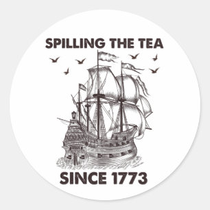 Spilling the Tea Sedan 1773 Patriotic 4 juli Runt Klistermärke