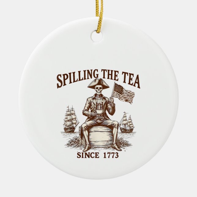 Spilling the Tea sedan 1773 Patriotic Skeleton 4:e Julgransprydnad Keramik (Framsidan)
