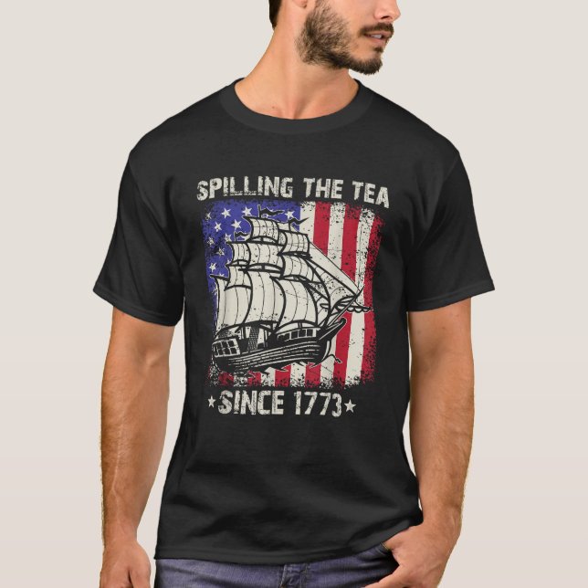 Spilling the Tea sedan 1773 USA:s historielärare 4 T Shirt (Framsida)