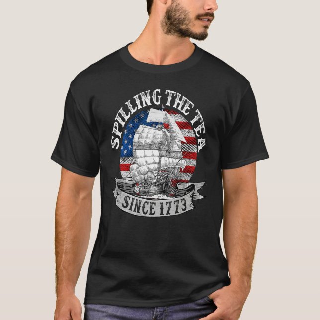 Spilling The Tea Since 1773 Patriotic 4th Of July  T Shirt (Framsida)