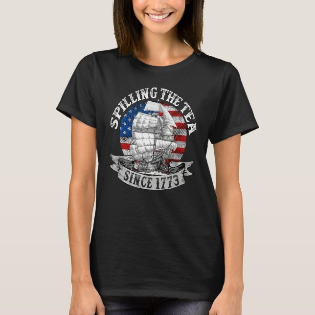 Spilling The Tea Since 1773 Patriotic 4th Of July  T Shirt (Framsida)