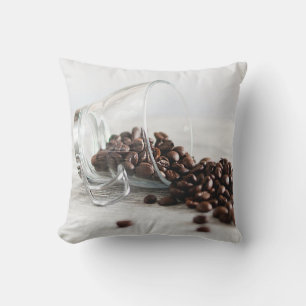 Spillning av kaffebönor från en klar kaffe Kopp Kudde