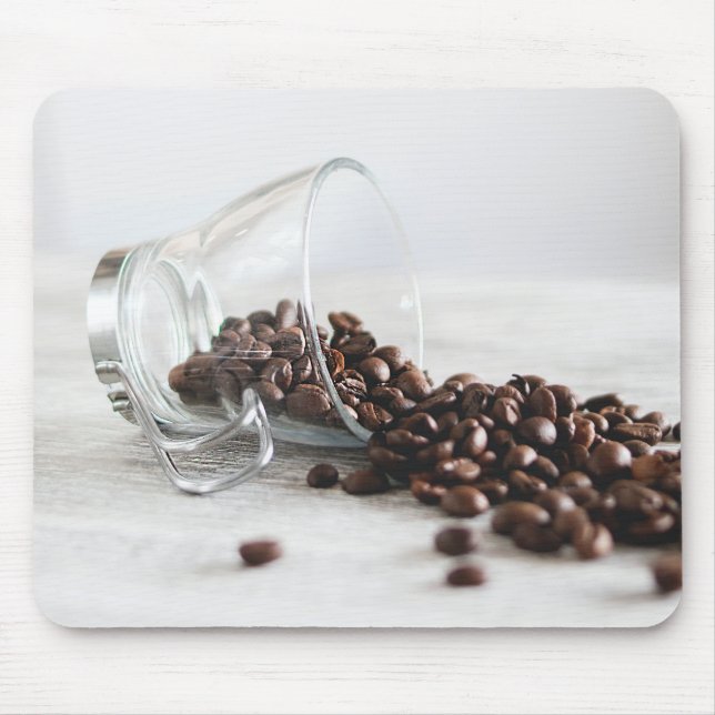 Spillning av kaffebönor från en klar kaffe Kopp Musmatta (Framsidan)
