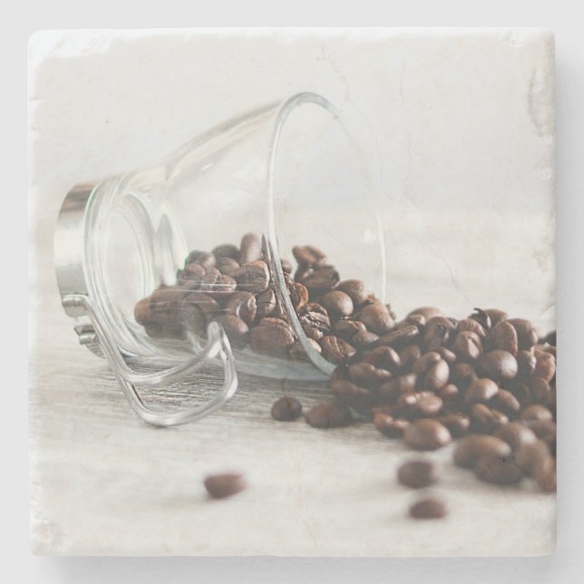 Spillning av kaffebönor från en klar kaffe Kopp Stenunderlägg (Framsidan)