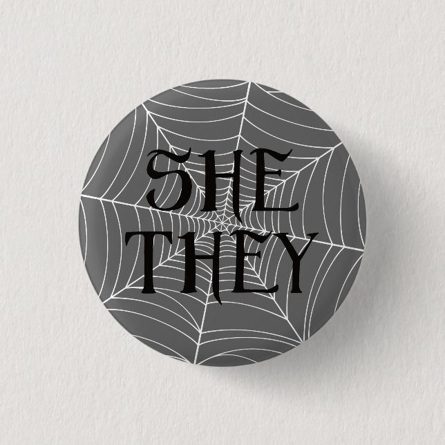 Spindelnätet hon pronouns i Grått Knapp (Framsida)