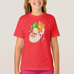 Spipande kattunge i skokjulens t-shirt