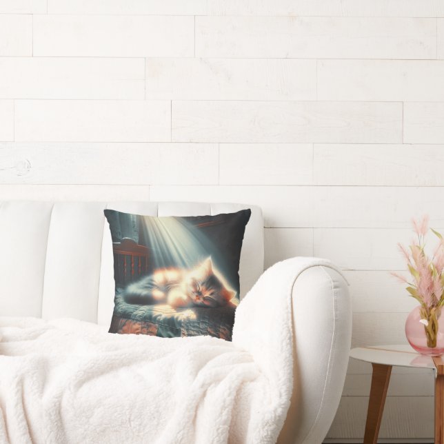 Spipande kattunge i solljus kudde (Soffa)