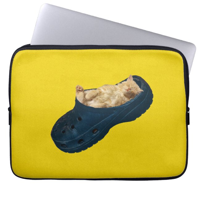 Spipande kitten i Croc Shoe, Laptop sleeve (Framsidan)