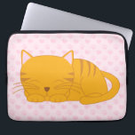 Spipande Orange Tabby katt Laptop Sleeve<br><div class="desc">Den nyttigaste designen illustrerar en orange tabb med kattunge som tar en tupplur på en söt rosa eller blå hjärtan och tass avtryck mönster bakgrund.</div>