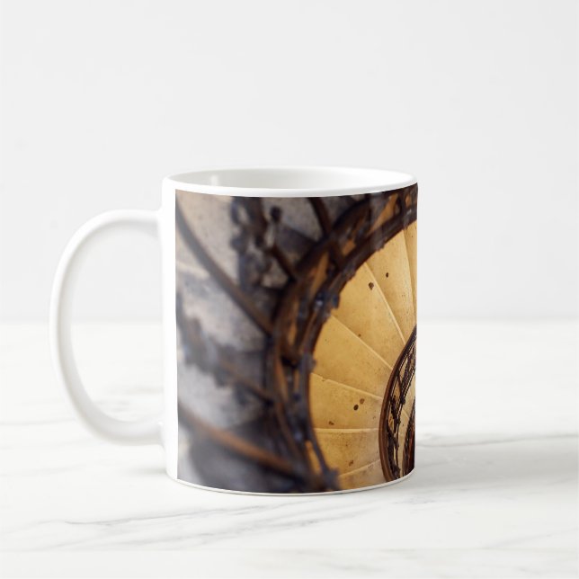 Spiral: gamla trappor i trapphus i trappor. kaffemugg (Vänster)