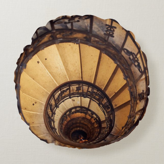 Spiral: gamla trappor i trapphus i trappor. rund kudde (Framsidan)