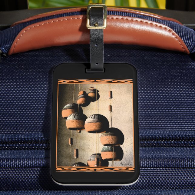 Spiraled Clay Vind Chimes still Life Bagagebricka (Framsida Insitu 2)