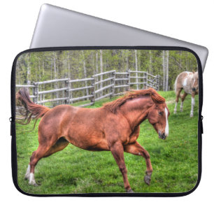 Spirated Red Dun Horse Running på Ranch Laptop Fodral