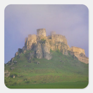 Spissky hrad i dimma, Slovakien Fyrkantigt Klistermärke