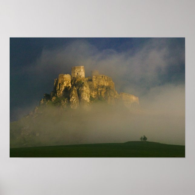 Spissky hrad in mist, Slovakien 2 Poster (Framsidan)