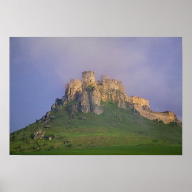 Spissky hrad in mist, Slovakien Poster (Framsidan)