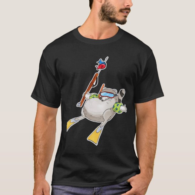 Spjutfiskande tvättbjörn t shirt (Framsida)