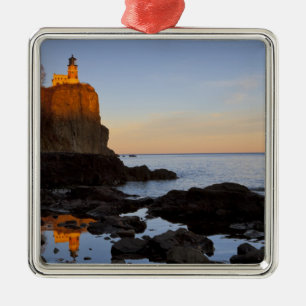 Split Rock Lighthouse vid solnedgång nära Two Julgransprydnad Metall