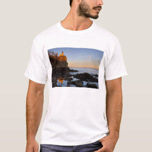 Split Rock Lighthouse vid solnedgång nära Two T Shirt