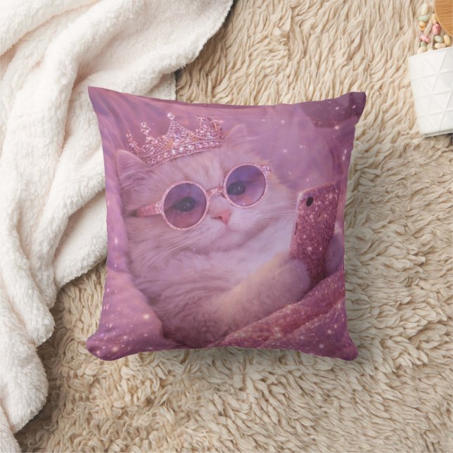 Spoiled Princess Cat Texting in Bed                Kudde (Filt)