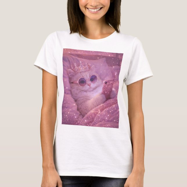 Spoiled Princess Cat Texting in Bed                T Shirt (Framsida)