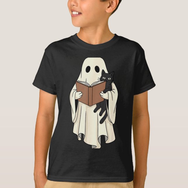 Spöke och svart katt läser Halloween T Shirt (Framsida)
