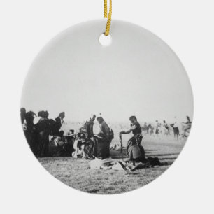Spökedansen, South Dakota, 1890 (b-/wfotoet) Julgransprydnad Keramik