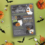 Spöken Spooky Firande Kids Halloween Birthday Inbjudningar<br><div class="desc">Inbjudan dina vänner till ett skämt firande för att hedra din födelsedag med detta Halloween-temade födelsedagsfest inbjudan med söta illustrationer av spöken, fladdermus, en korv och en skalle med information om spindelnätet, en pumpa och en häxkauldron fullt av bubbelgig grönt. Kids Halloween födelsedagsfest inbjudan för pojkar och flickor med spöken...</div>