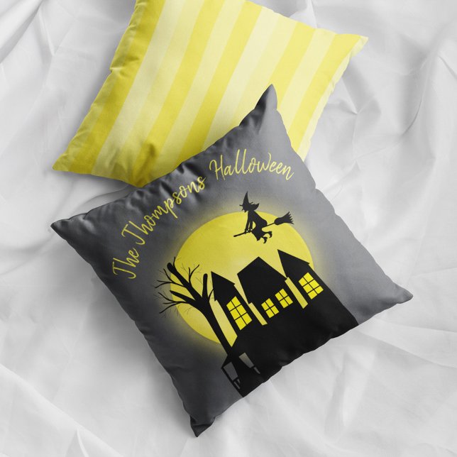 Spökhus Häxa Måne Personlig Halloween Kudde (Haunted house Halloween pillow with witch flying over moon and personalized family name decor.)