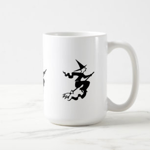 spöklik halloween häxa på flygbroomstickroligt kaffemugg