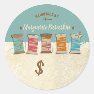 Spölar av trådsydda föreställningar sömmerska runt klistermärke