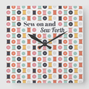 Spolar från trådar och sömingknappar i fartygsrum fyrkantig klocka