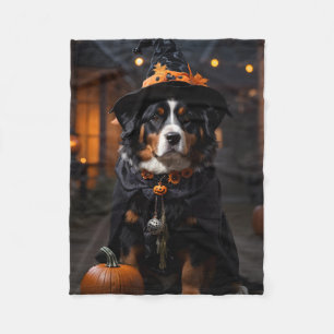 Spooktacular Bernese Hund: A Halloween Howl-o-Ween Fleecefilt