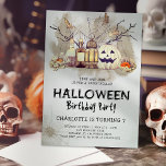 Spooktacular Kids Halloween Birthday-inbjudan Inbjudningar<br><div class="desc">Roligt som korsar födelsedagsfest inbjudan med en rustik tvättat bakgrund,  vattenfärgspumpa,  kakor,  fladdermöss,  blommor,  potioner och en modern barnsspooktaculär födelsedagskalender som är lätt att anpassa.</div>