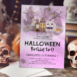 Spooktaculär Rosa Kids Halloween Birthday Inbjudningar<br><div class="desc">Flickhalloween födelsedagsfest inbjudan med en rustiskt tvättat rosa bakgrund,  vattenfärgspumpa,  kakor,  fladdermöss,  blommigtar,  potioner och en modern barnsspooktaculär födelsedagskalender som är lätt att anpassa.</div>