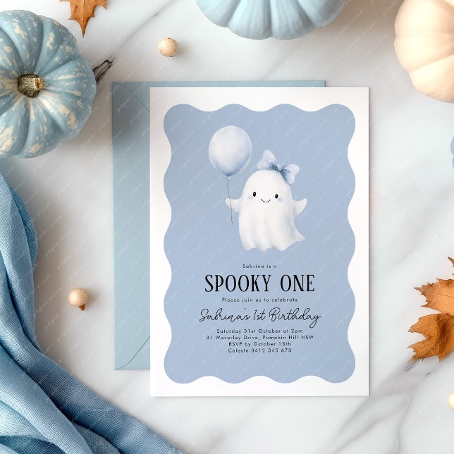 Spooky 1:a födelsedag Ghost Blue Balloon Inbjudningar (Spooky One! Halloween themed 1st birthday party invitation for a boy with cute ghost with balloon)