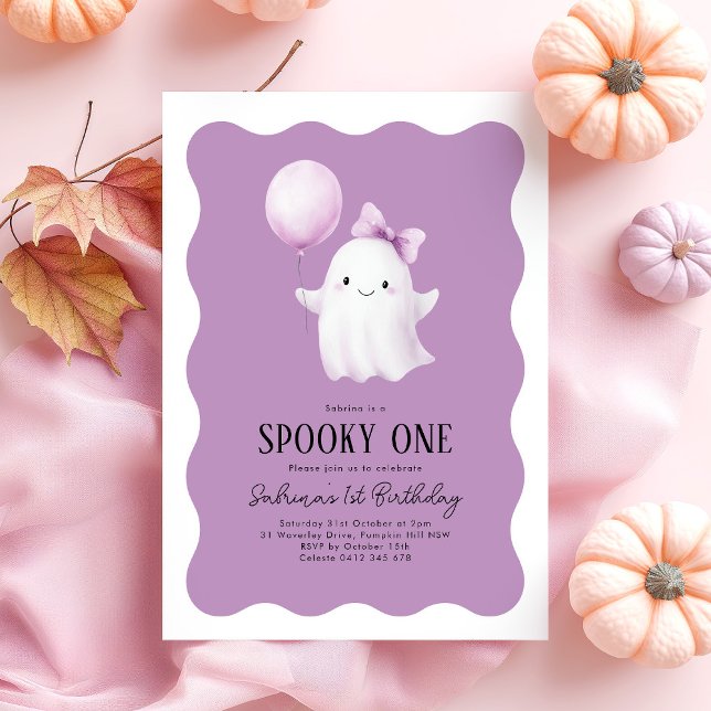 Spooky 1:a födelsedag Lila Blegon Inbjudningar (Spooky One! Girls Halloween 1st Birthday invitation with ghost & purple balloon on wavy background)