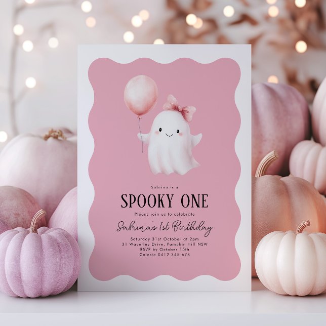 Spooky 1:a födelsedag Rosa Blegon Inbjudningar (Spooky One! Cute girl Halloween 1st Birthday invitation with ghost & pink balloon on wavy background)