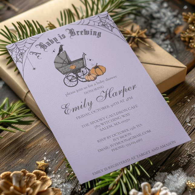 Spooky Baby brinner genom den gotiska babystölden Inbjudningar (Halloween Baby Shower A Baby Is Brewing Invite. Hand Drawn Victorian Baby Carriage, Pumpkins, Webs.)