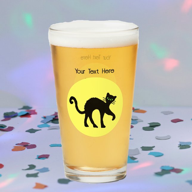Spooky Black Cat Arched Back Gult Måne Glaskopp (Black Cat arched back green eyes against full yellow moon on glass drink tumbler.)