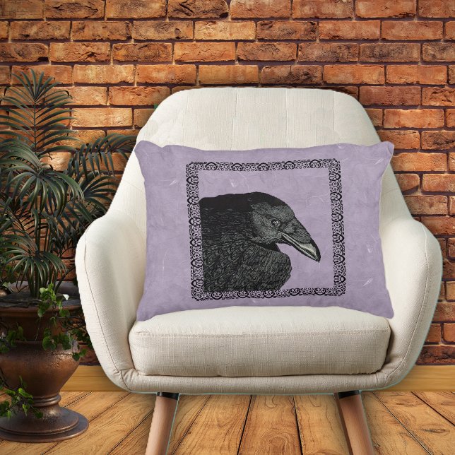 Spooky Black Kråka Raven Ansikte Prydnadskudde (Head of black crow in black ornate frame on marbled purple home decor pillow.)