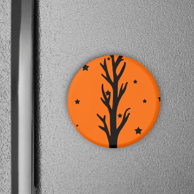 Spooky Black Silhouette Träd Magnet (Spooky barren black tree with black stars on bright orange round Halloween magnet.)