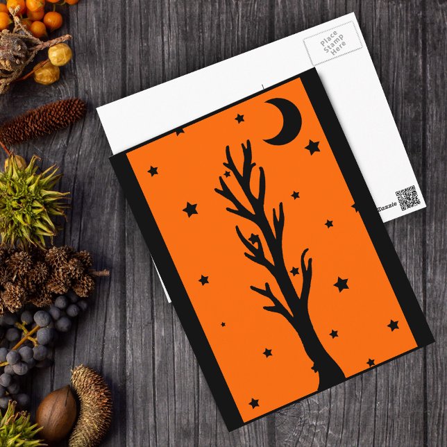 Spooky Black Träd Silhouette-vykort Vykort (Spooky barren black tree stars and crescent moon on orange and black Halloween postcard.)
