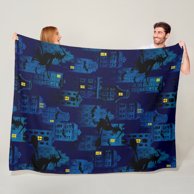 SPOOKY BLUE HALLOWEEN CITYSCAPE FLEECEFILT (På plats)