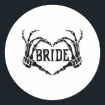 Spooky Bride Skeleton Händer Förlovning Bröllop Ha Runt Klistermärke<br><div class="desc">Spooky Bride Skeleton Händer Förlovning Bröllop Halloween</div>