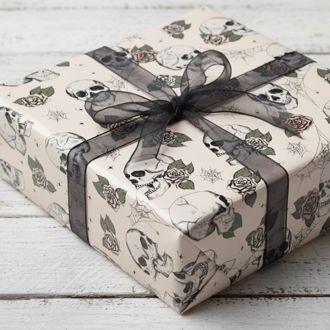 Spooky Cream Blommigt Small Skull Halloween Presentpapper (Elegant Gothic Halloween Dia de los Muertos Black Ink Vintage Skulls & Roses Wrapping Paper for Her)