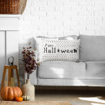 Spooky Cute Black och White Halloween Lumbarkudde<br><div class="desc">Lägg till den här Halloween med den här kudden till ditt hem,  söt stil! Med en söt svart och vit design kommer den här fallkudden säkert att ge dig lite roligt till ditt hem.</div>